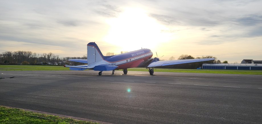 Für die Untersuchungen wird ein zweimotoriges Flugzeug des Typs Basler T67 (eine modernisierte DC-3) eingesetzt.
